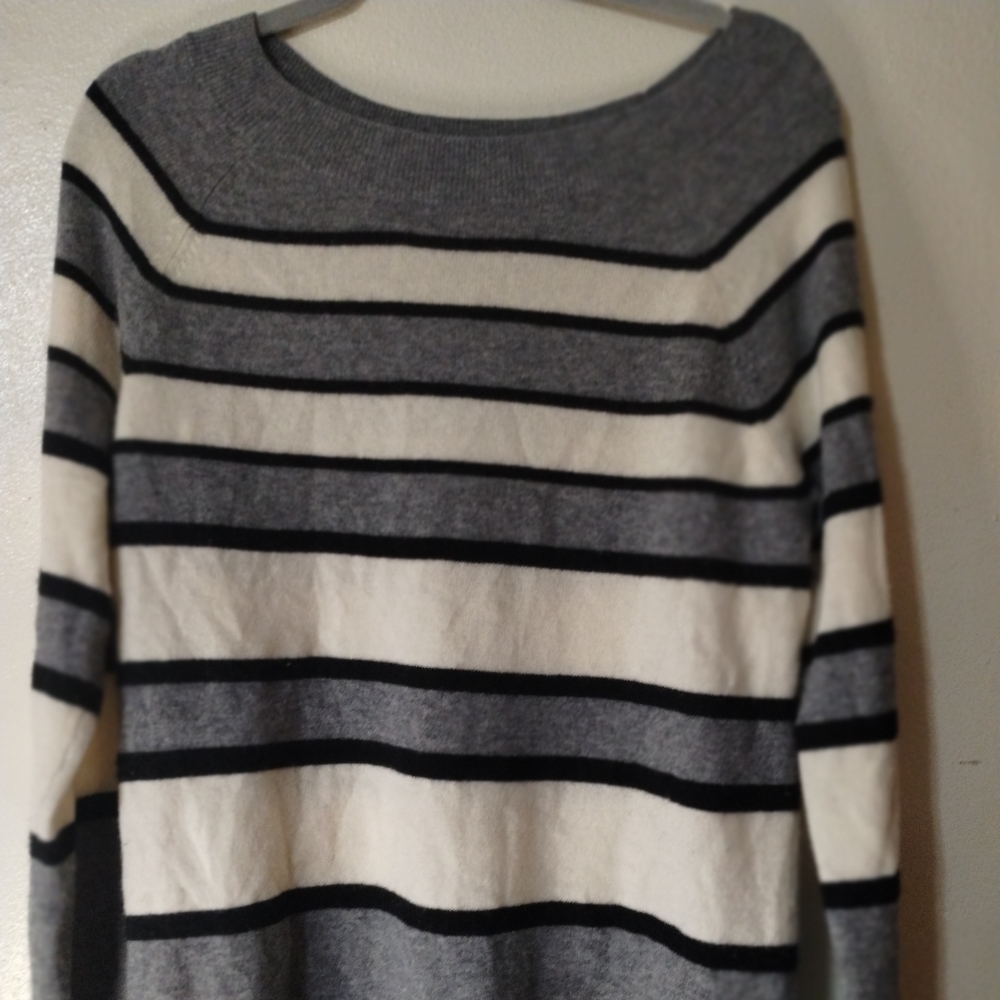 Equipment cashmere sweater size medium